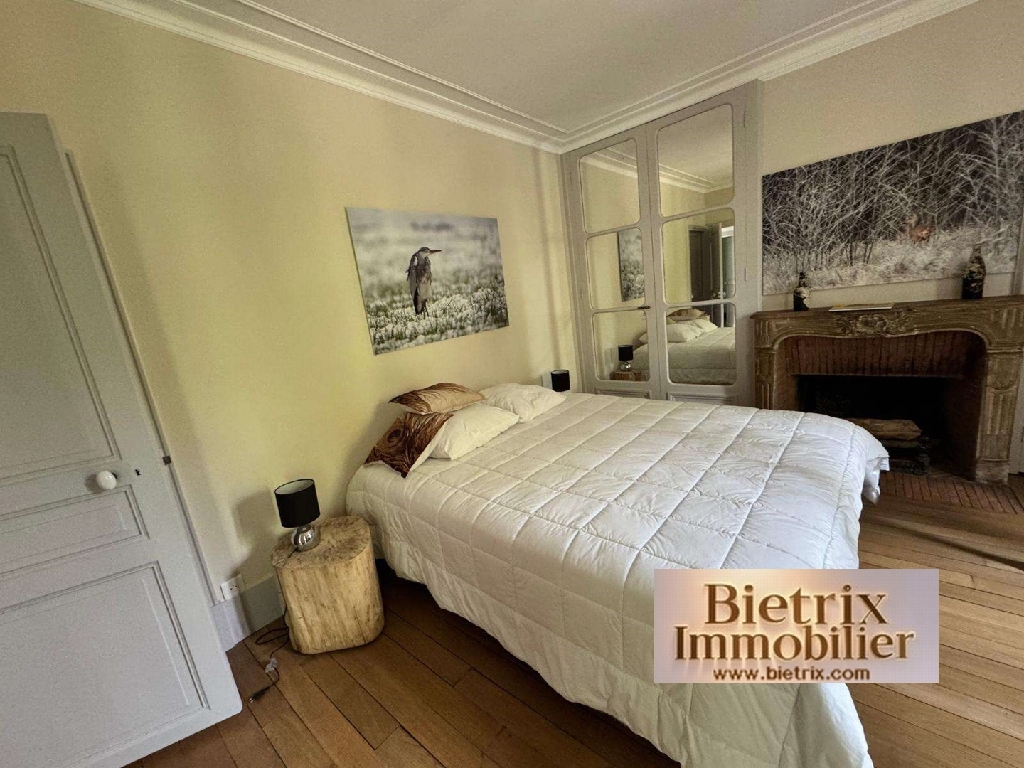 chambre avec cheminée donnant sur jardin